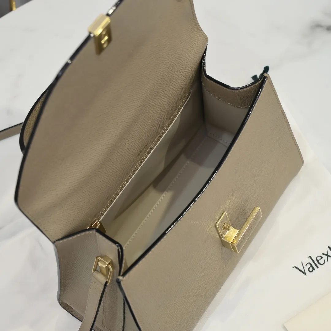 Valextra, the name of Italy's beloved horse, Iside is Val. One of extra's most iconic designs. There is no obvious logo, but the simple collective line design is very recognizable, full of architectural art, and shows a capable and intellectual style. It is made of imported palm-print lining cowhide, with up to five stitches of handwork, and the shiny oil edges test the skill of the craftsman. Large size: 26cm model 6627#